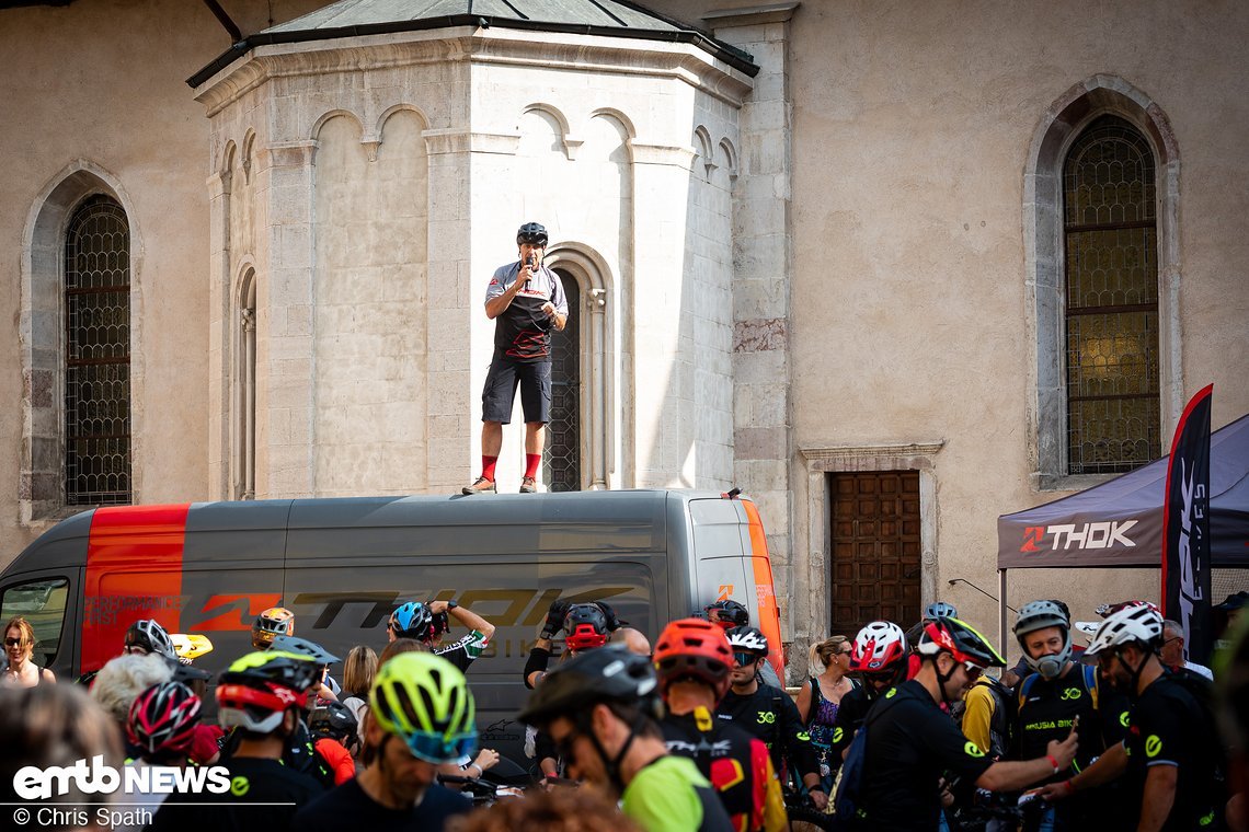 Stefano, Thok-Geschäftsführer, sorgt für Stimmung und dafür, dass gleich alle fertig für den ersten Ride des Tages sind