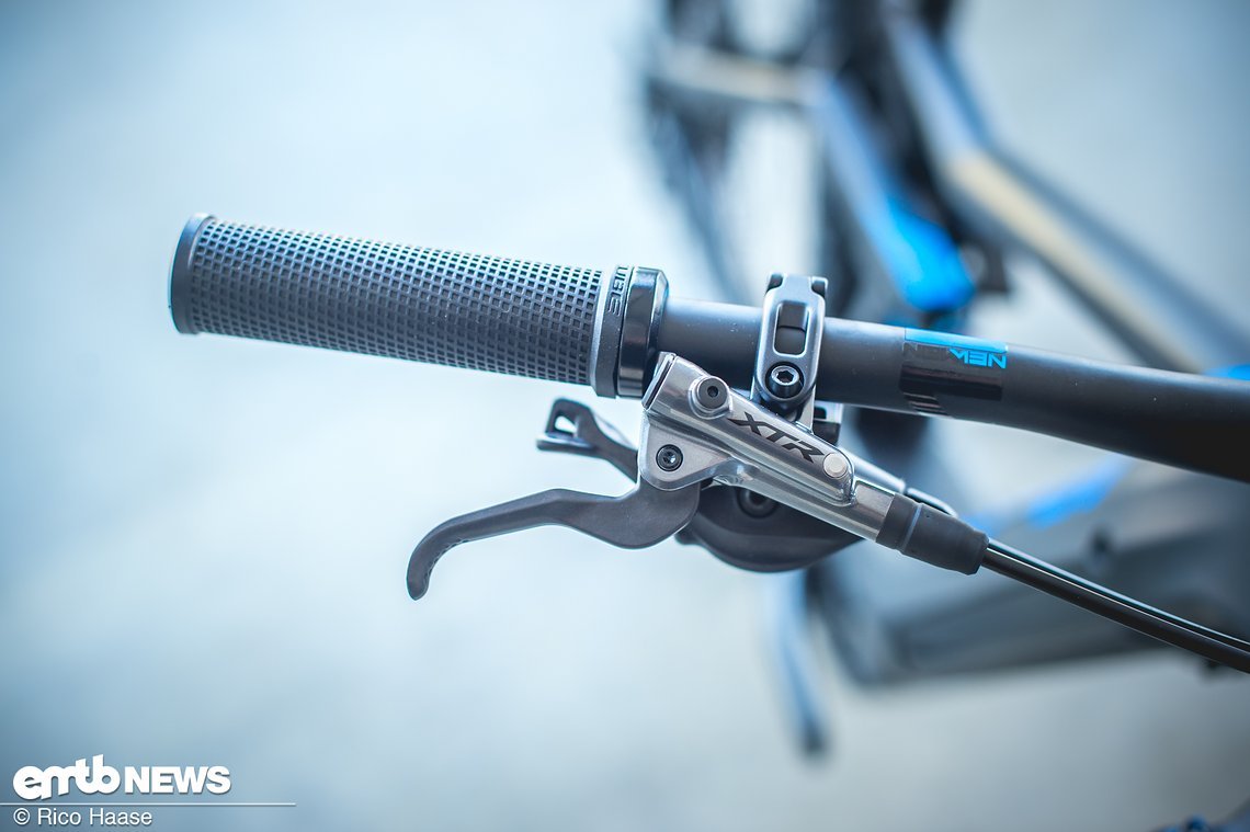 Gebremst wird mit einer Shimano XTR-Bremsanlage