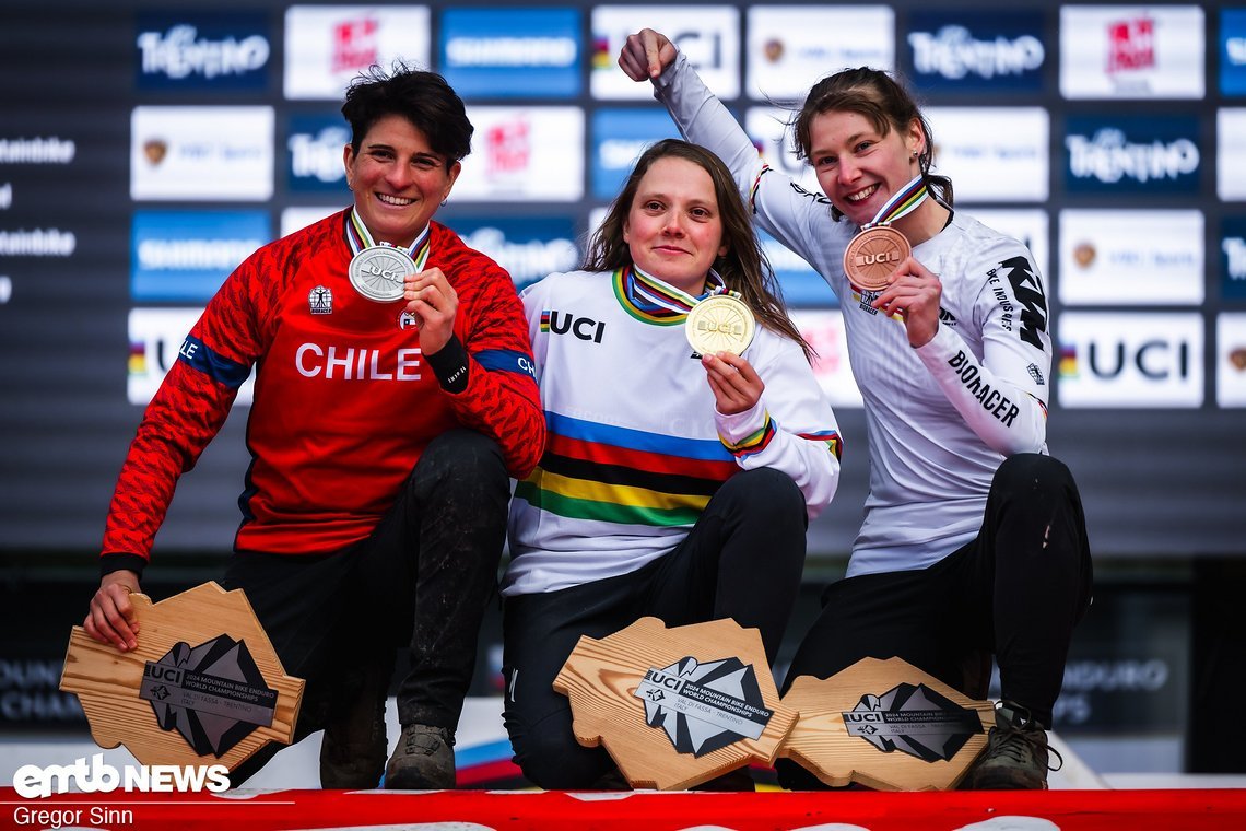 Das Podium der Damen: Siegerin und Weltmeisterin wird Estelle Charles (Frankreich), gefolgt von Florencia Espiñeira Herreros (Chile) und Raphaela Richter (Deutschland) – stark! Gratulation.