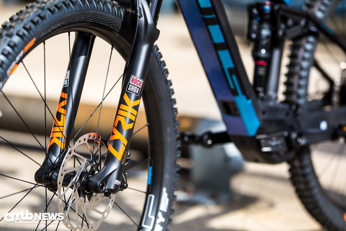 Die RockShox Lyric Federgabel gibt dem 29 Zoll Laufrad 160 mm Bewegungsspielraum.