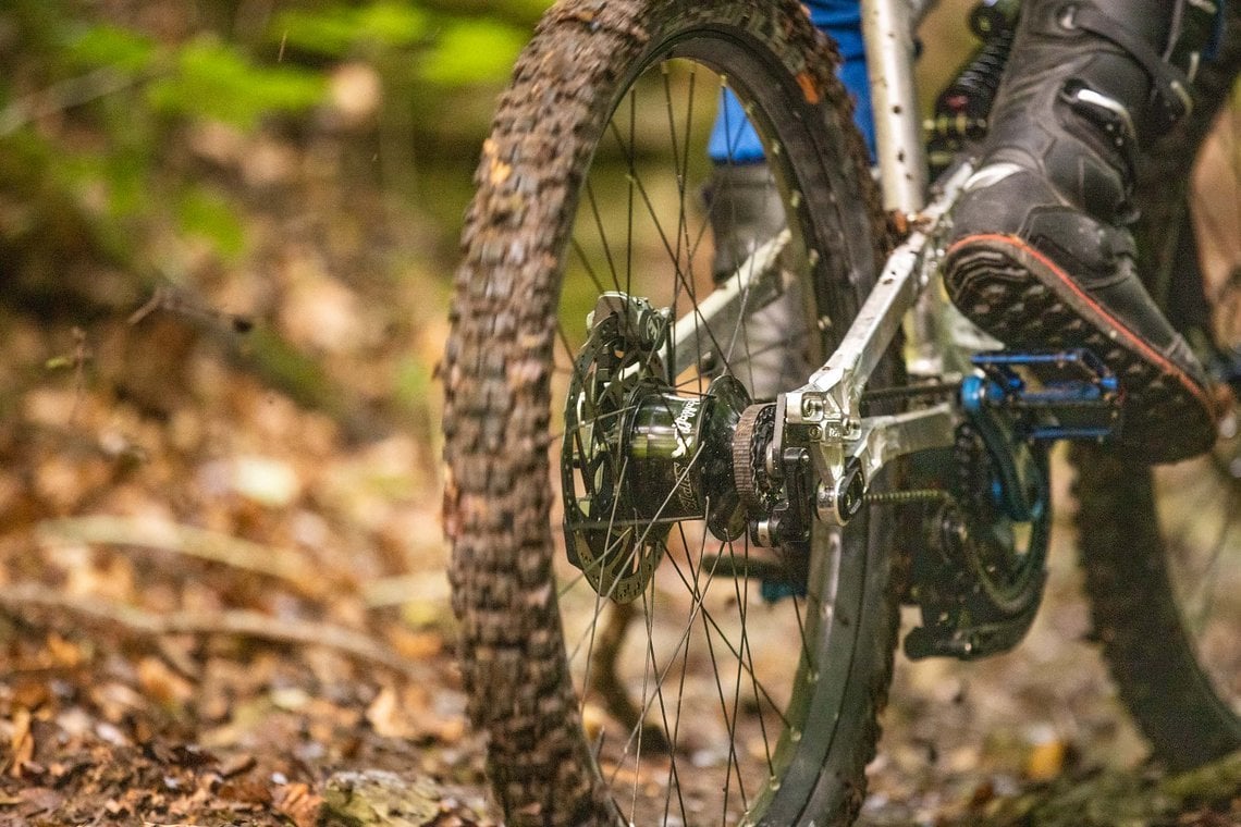 Willst du auf nassen Steinen schnell sein, musst du auch auf nassen Steinen trainieren. Ab durchs Bachbett mit dem Nicolai G1-Eboxx mit Rohloff & Gates!