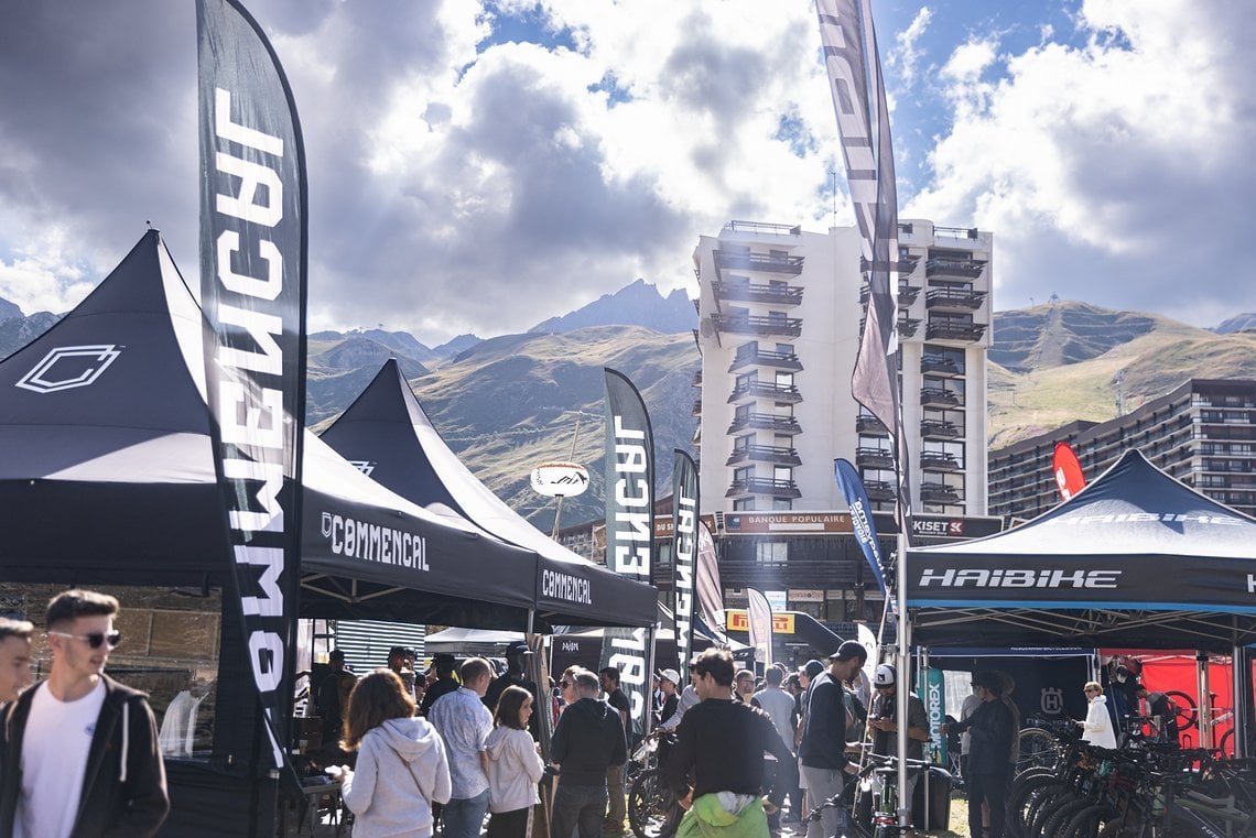 Das Festival Village in Tignes bot Besuchern reichlich Gelegenheit, …