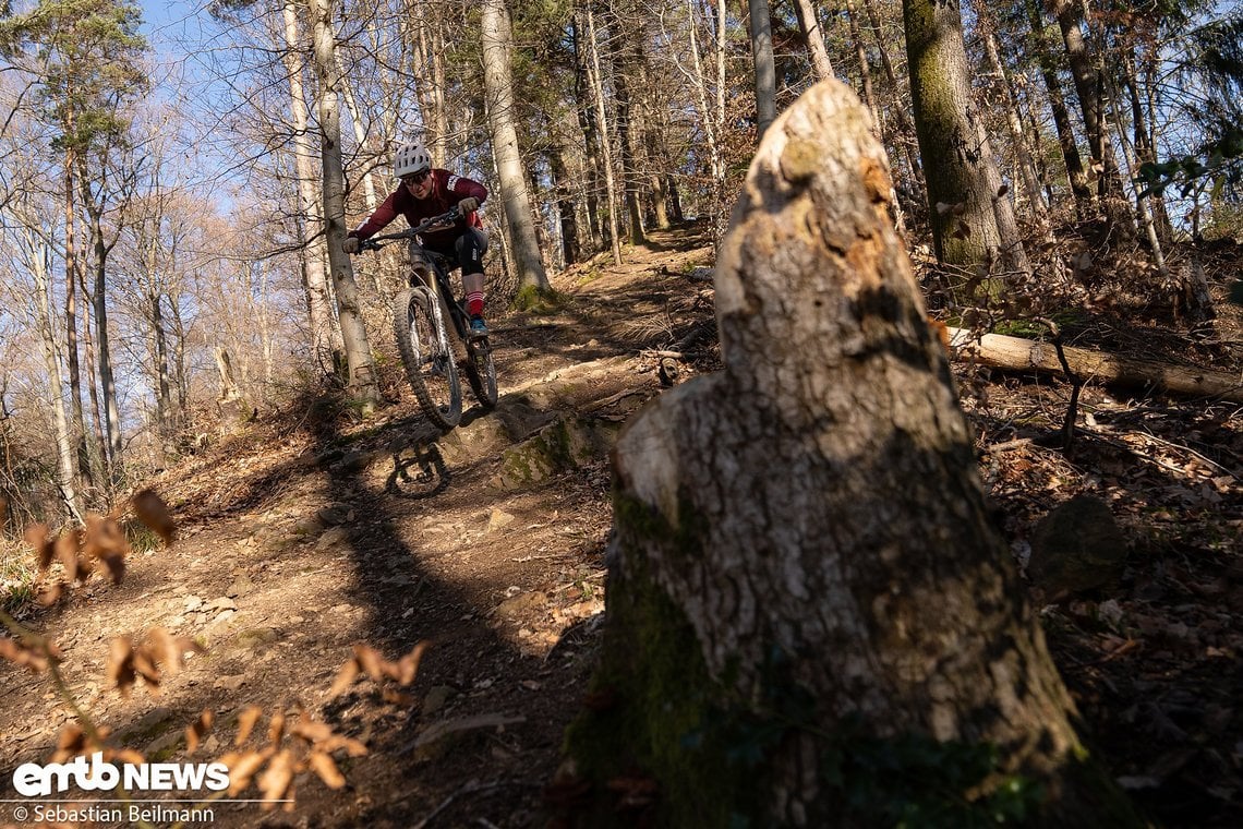 Mit dem 170-mm-Fahrwerk geht es entspannt und ohne große Mühe über felsige Downhillstrecken.