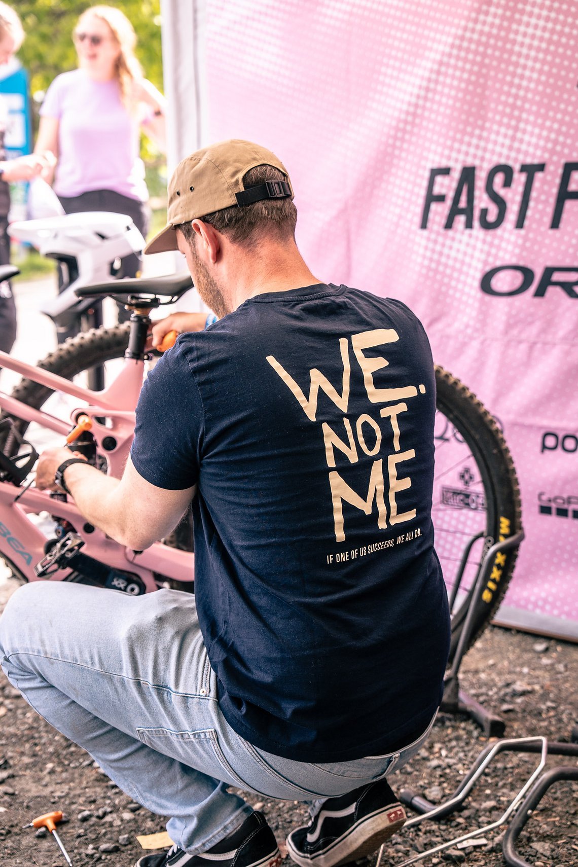 Passender Back-Print in den Pits – die Mannschaftsleistung zählt