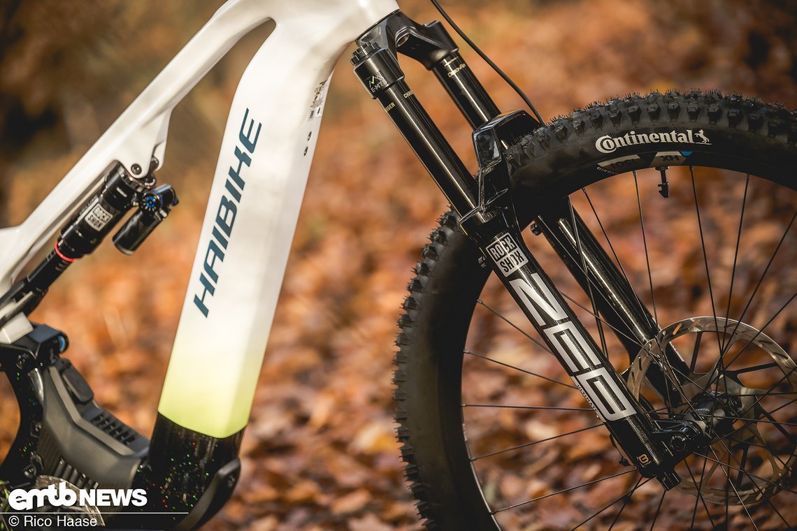 Das Haibike Hybe ist hervorragend ausgestattet. An der Front arbeitet eine RockShox Zeb Ultimate-Federgabel mit 170 mm Hub.
