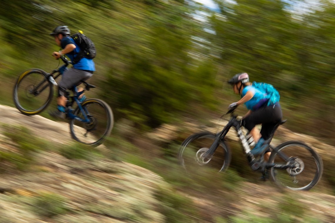 Mit dem Bosch CX-Race drehen die zwei auf dem Trail so richtig am Hahn.