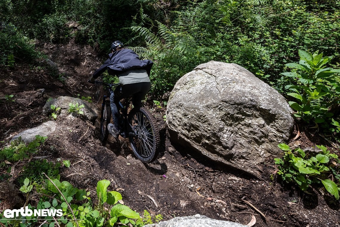 Den Dynamic Overrun kann man für kleine Hindernisse im Trail sowohl bergauf als auch bergab hervorragend nutzen!