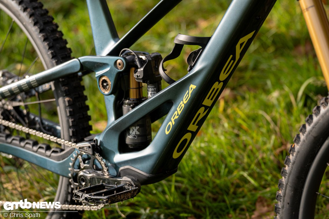 Voll vernetzt – Sattelstütze, Dämpfer, Schaltung – alles hängt am Hauptakku und greift auf Daten der anderen Systeme zu.