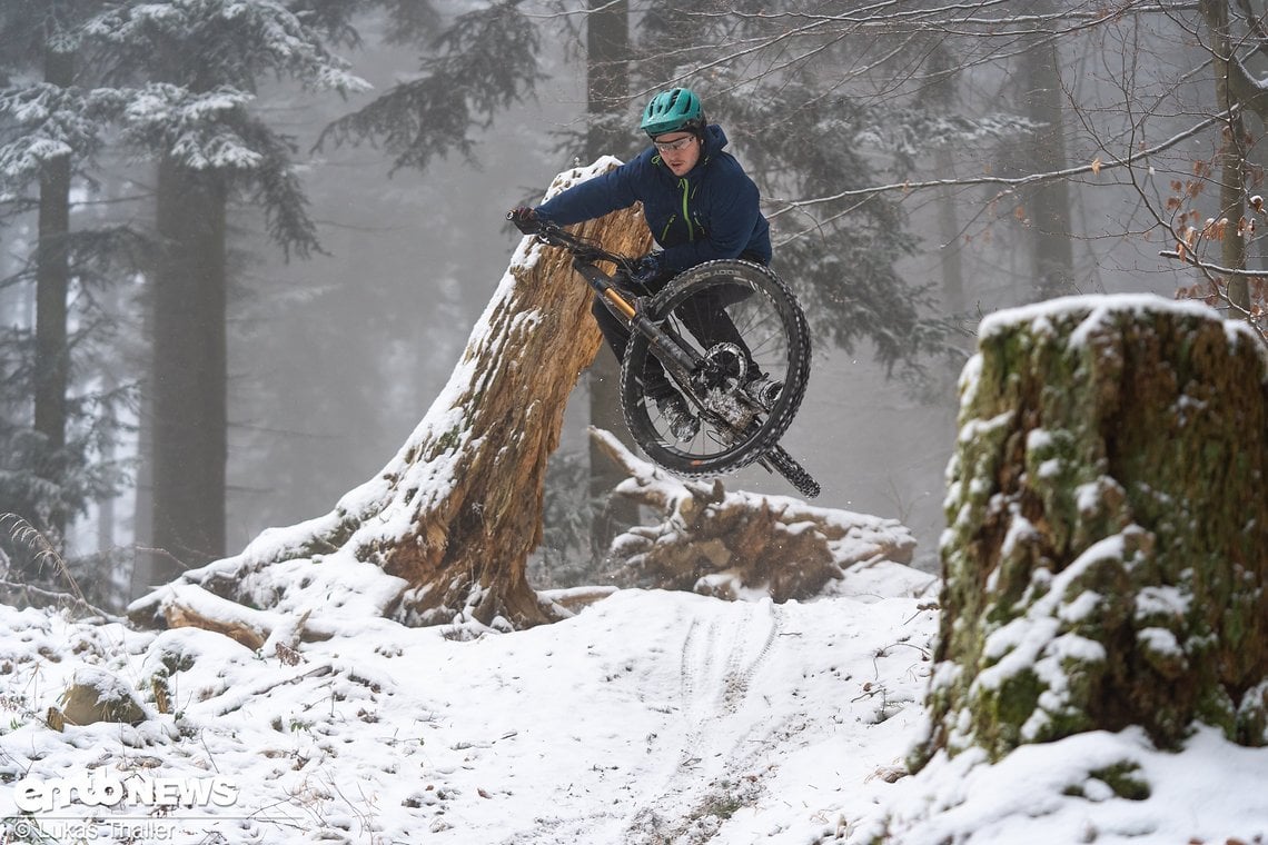 Das E-Enduro lädt förmlich zu verspielten Fahrmanövern ein