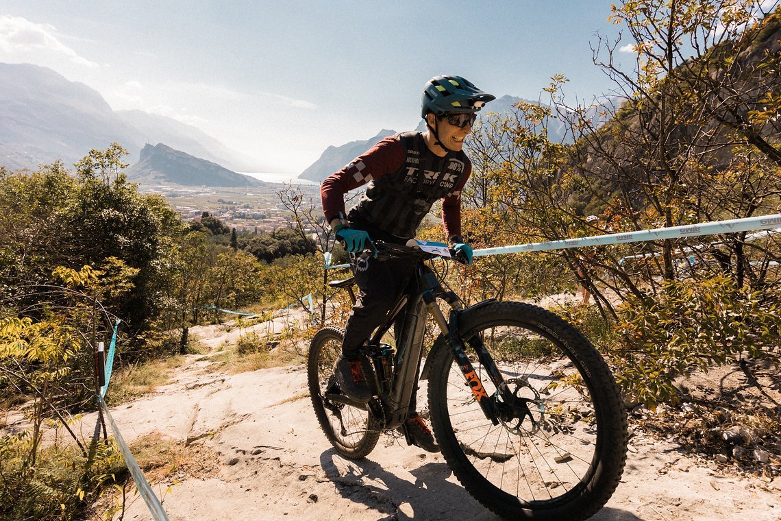 Tom Stemplinger kämpft sich durch Stage 5