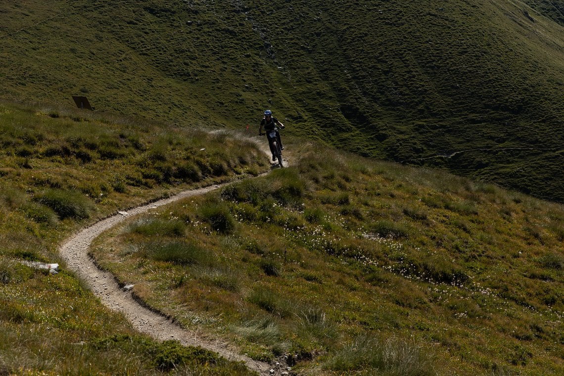 Auf schmalen Trails gilt es an zwei Tagen dauerhaft Mensch und Material an die Grenzen zu bringen.