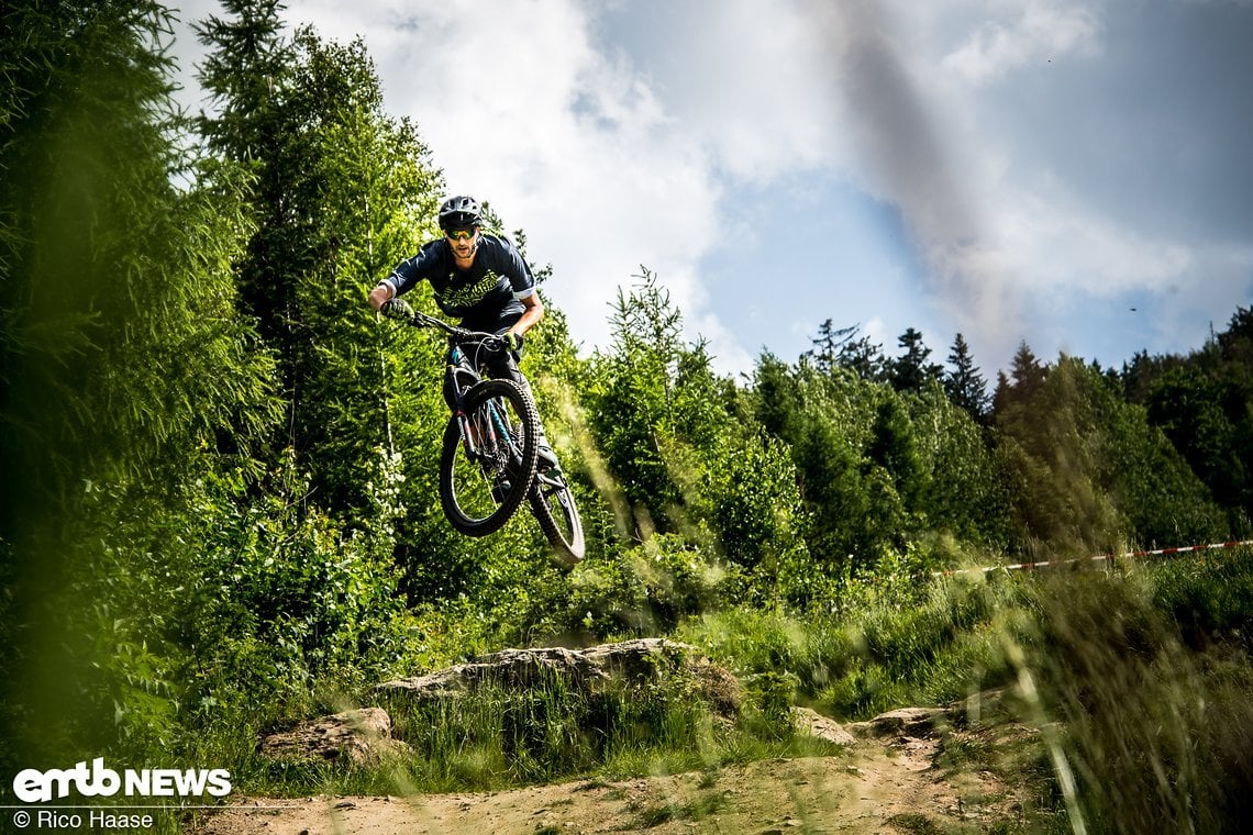 Simon biegt als Erster auf in die Downhill-Sektion und hat genug Zeit, um stylisch durch die Luft zu segeln