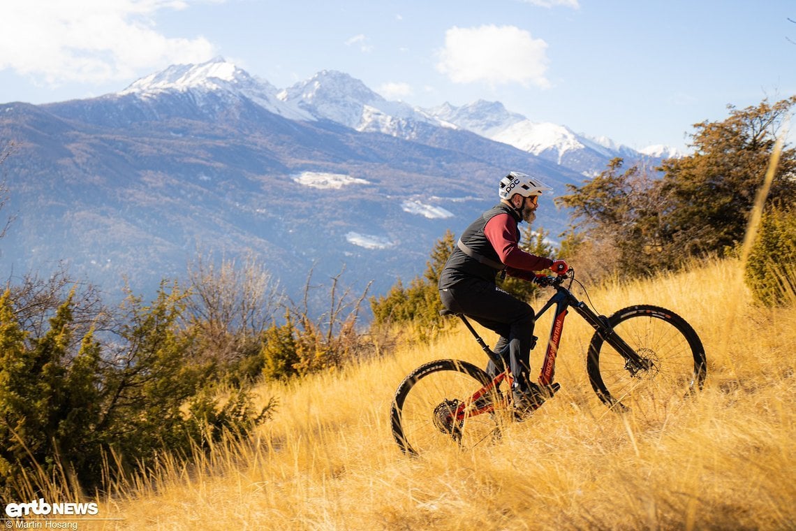 In steilen Uphill-Sektionen braucht das Rocky Mountain Altitude Powerplay viel Gewicht auf dem Vorderrad, schraubt sich dann aber souverän nach oben.