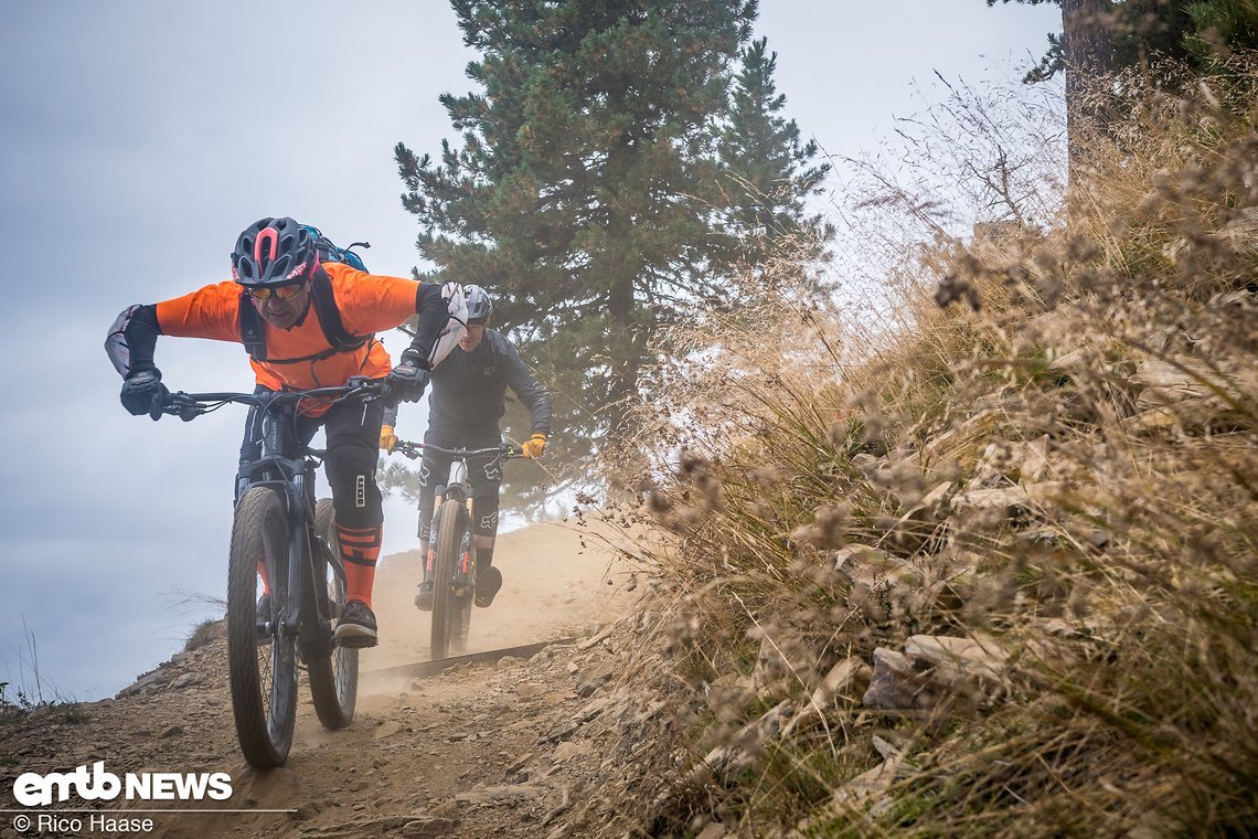 Fabian fährt direkt hinter einem Teilnehmer und gibt direkt auf dem Trail hilfreiche Tipps