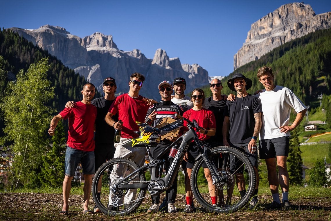 Eine schrecklich schnelle Familie: Das Gasgas Rennteam mit dem Nachwuchs.