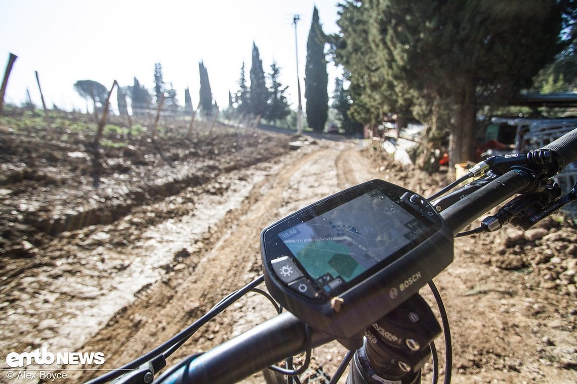 Das GPS zeigt dem Fahrer seine genaue Position an.