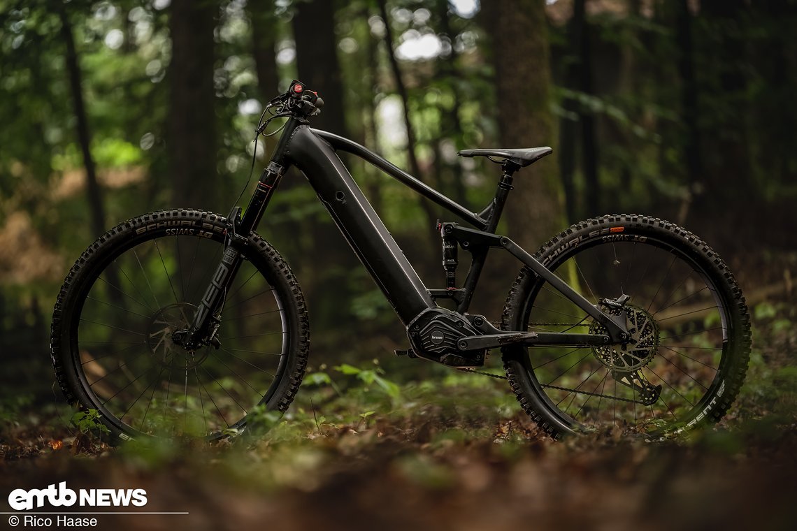 Wir konnten den neuen Brose Drive3 Peak-Motor im Prototyp-Status (B-Muster) bereits 2023 in einem E-Mountainbike mit Aluminiumrahmen Probe fahren und dürfen an der finalen Entwicklung Teil haben.