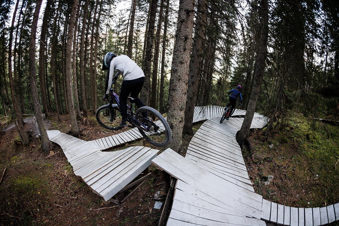 ... bis hin zu gebauten Trails, die teils mit Northshore-Elementen gebaut sind.