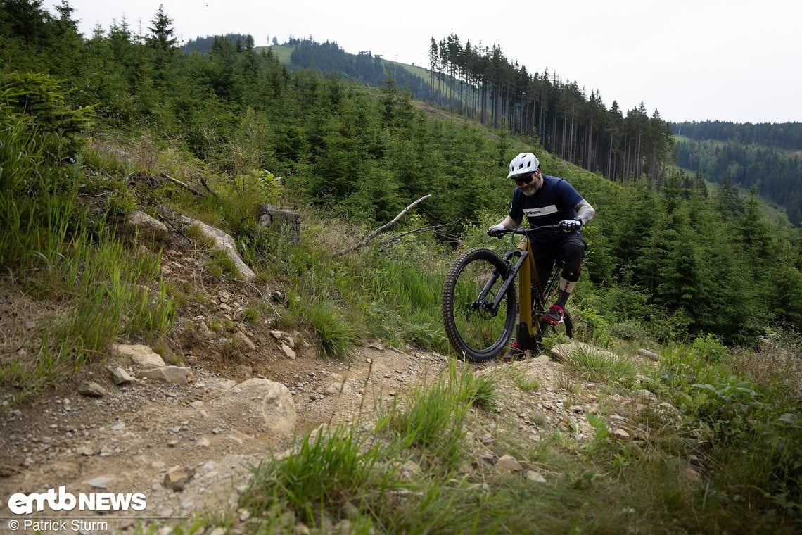 Steile Uphill-Sektionen gelingen nur mit viel Eigeninitiative und viel Druck aufs Pedal.