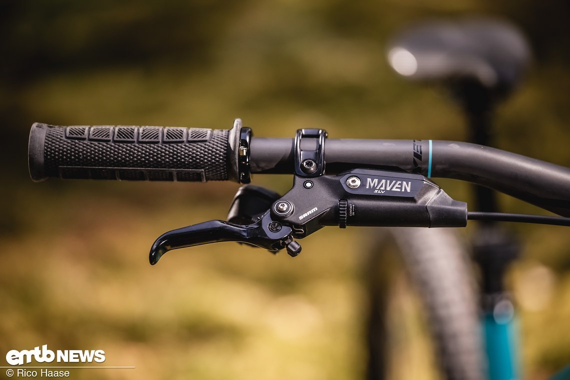 Die verbauten SRAM Maven Silver verzögern auf den Punkt, sind kraftvoll und standfest.