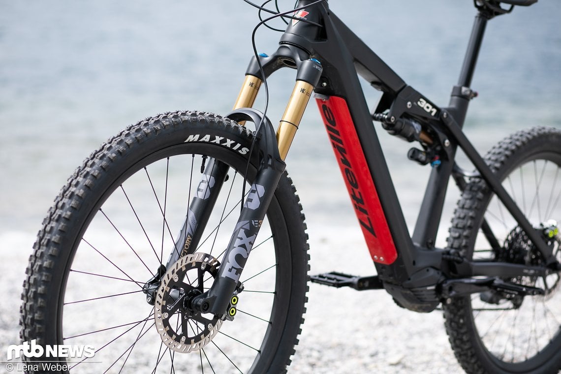 Vorn ist eine Fox 38 Float EMTB Factory mit 170 mm Federweg verbaut.