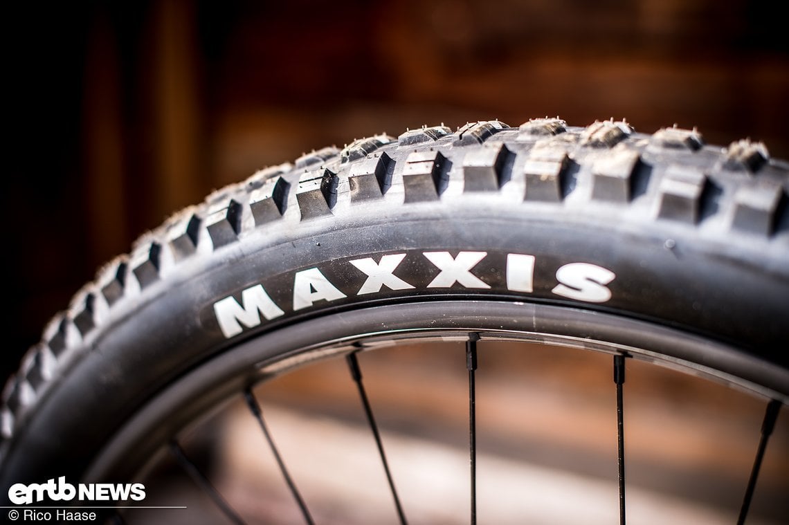 Griffige Maxxis-Reifen in 29" x 2.6 sorgen für Traktion und Kontrolle