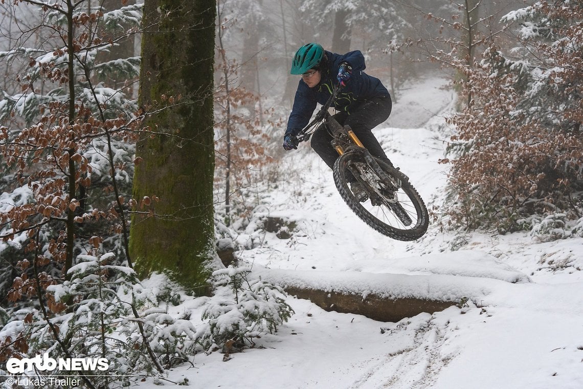 Dank des eher geringen Gewichts und des tiefen Schwerpunkts lässt sich das Schweizer E-Enduro mit Leichtigkeit durch die Luft manövrieren