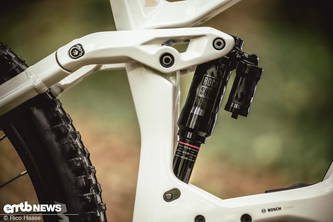 Am Heck sorgt ein RockShox Deluxe-Dämpfer, ebenfalls Select Plus, für Traktion und Komfort.