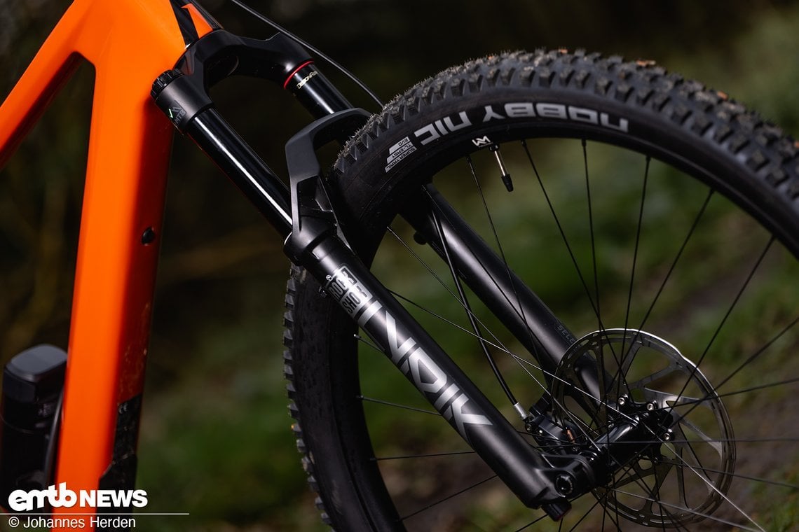 Vorne federt eine RockShox Lyrik Select+ mit Charger 3-Dämpfung.