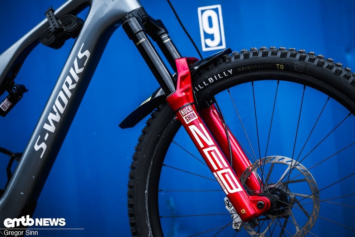 ... optimal zur roten RockShox ZEB Ultimate passt.