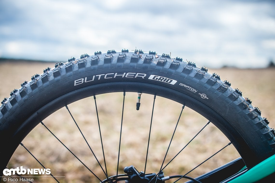 Vorne und hinten ist dieses eMTB mit dem grobstolligen Butcher in 27,5" x 2,8 bestückt