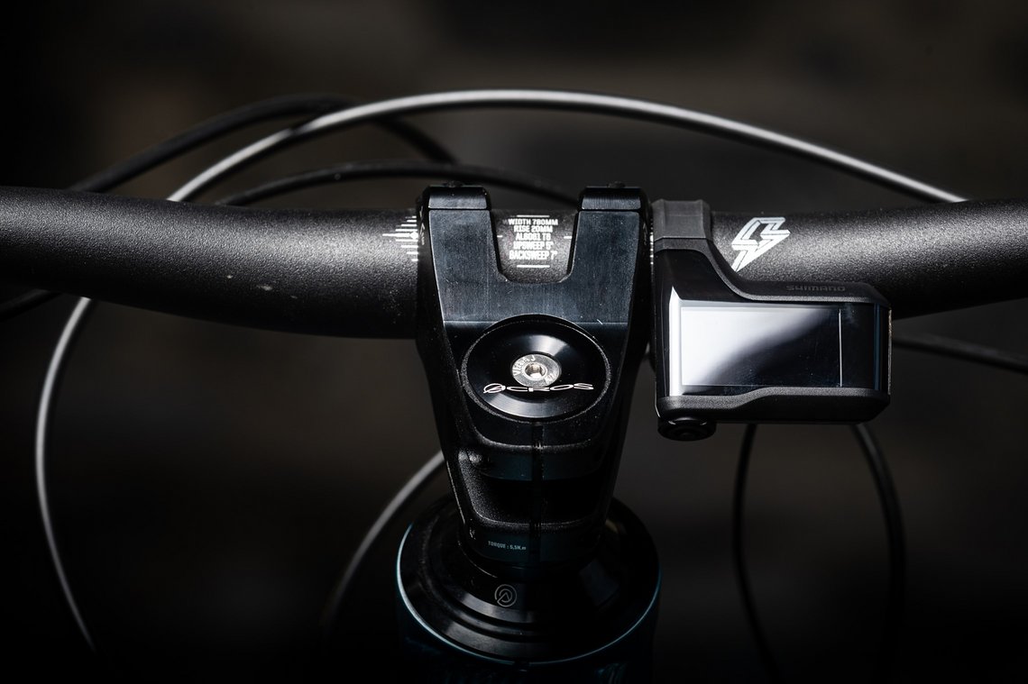 Trotz des kurzen Vorbaus schmiegt sich das neue Shimano-Display harmonisch und unauffällig an das Cockpit.