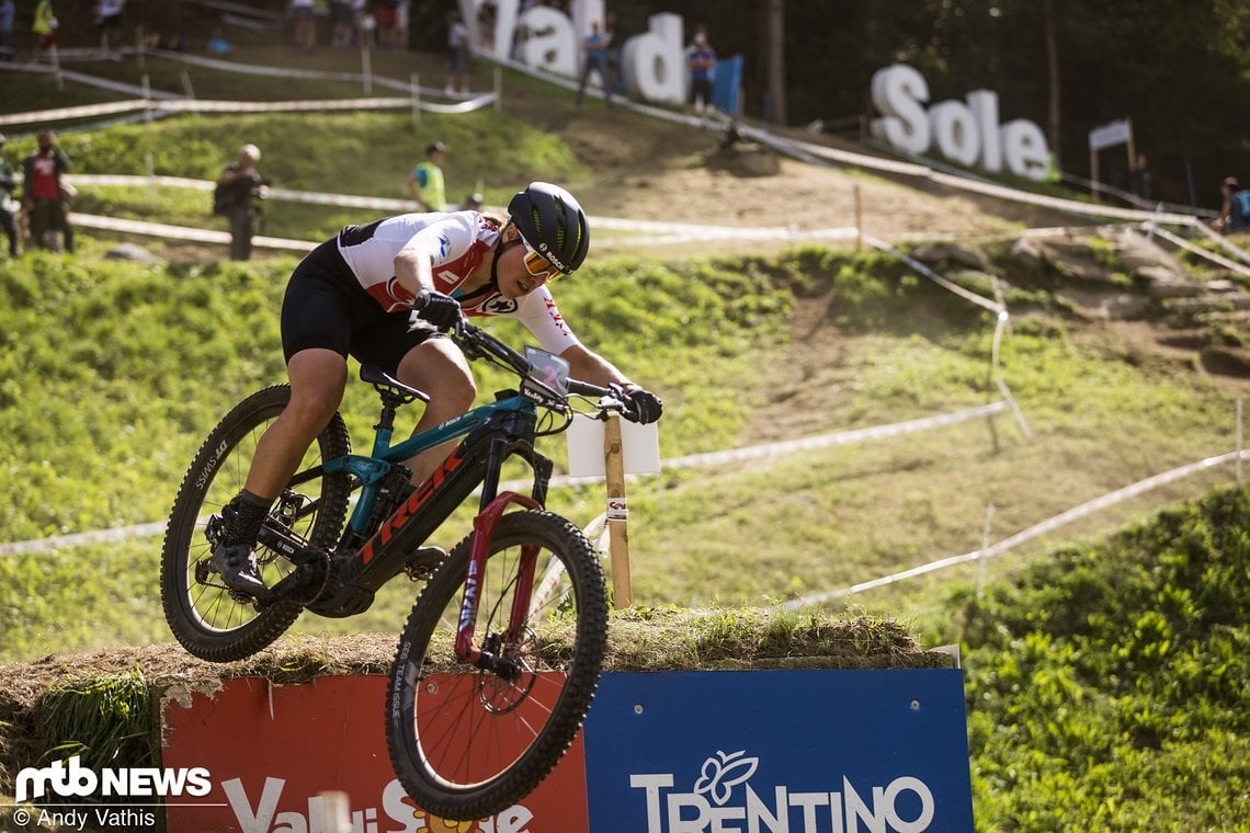 Nathalie Schneitter, unsere rasende Reporterin und erste UCI E-MTB Weltmeisterin überhaupt, prescht über den Speedjump.