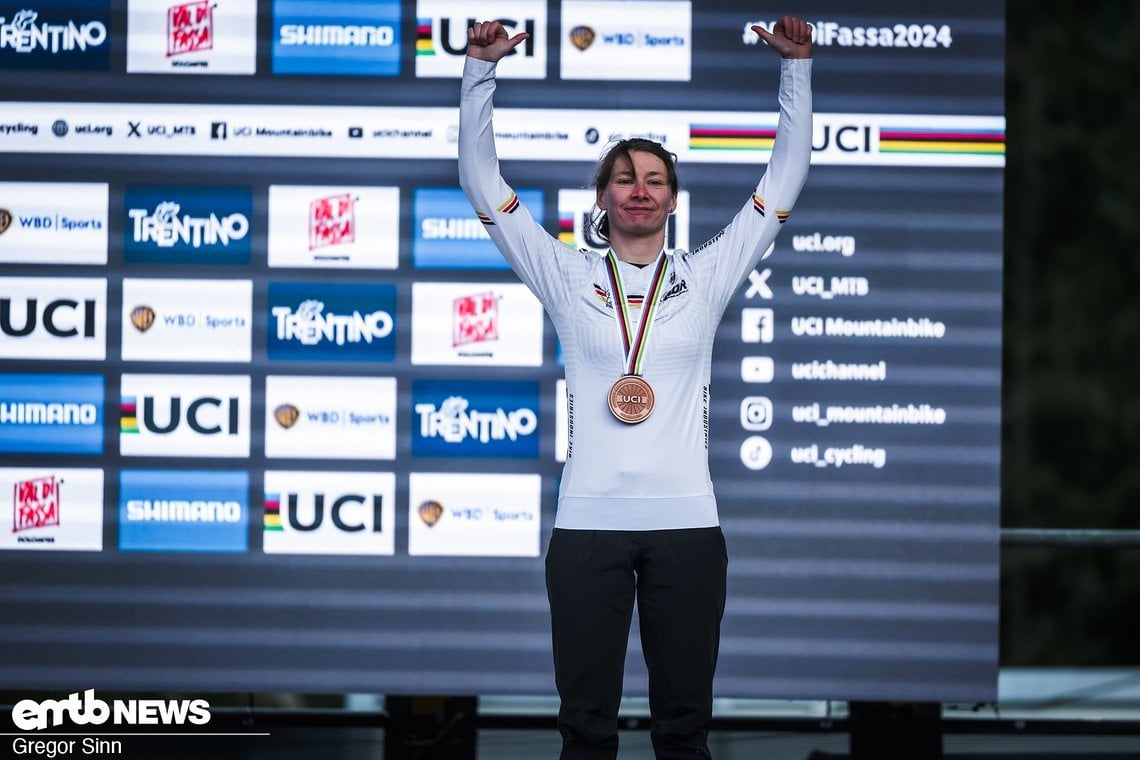 Starke Leistung: Im Schnee-Chaos und bei niedrigen Temperaturen fährt Raphaela Richter auf ihrem Simplon Rapcon CX auf den dritten Platz und gewinnt Bronze.