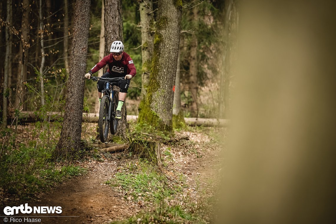 Mit 150 mm Federweg an der Front und 140 mm im Heck kann man auf dem Trail auch einfach einmal die direkte Linie mit Flugeinlage nehmen.