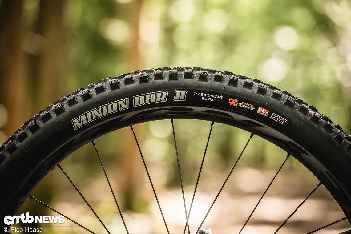 Auf den Carbonfelgen sind grippige Maxxis-Reifen verbaut.