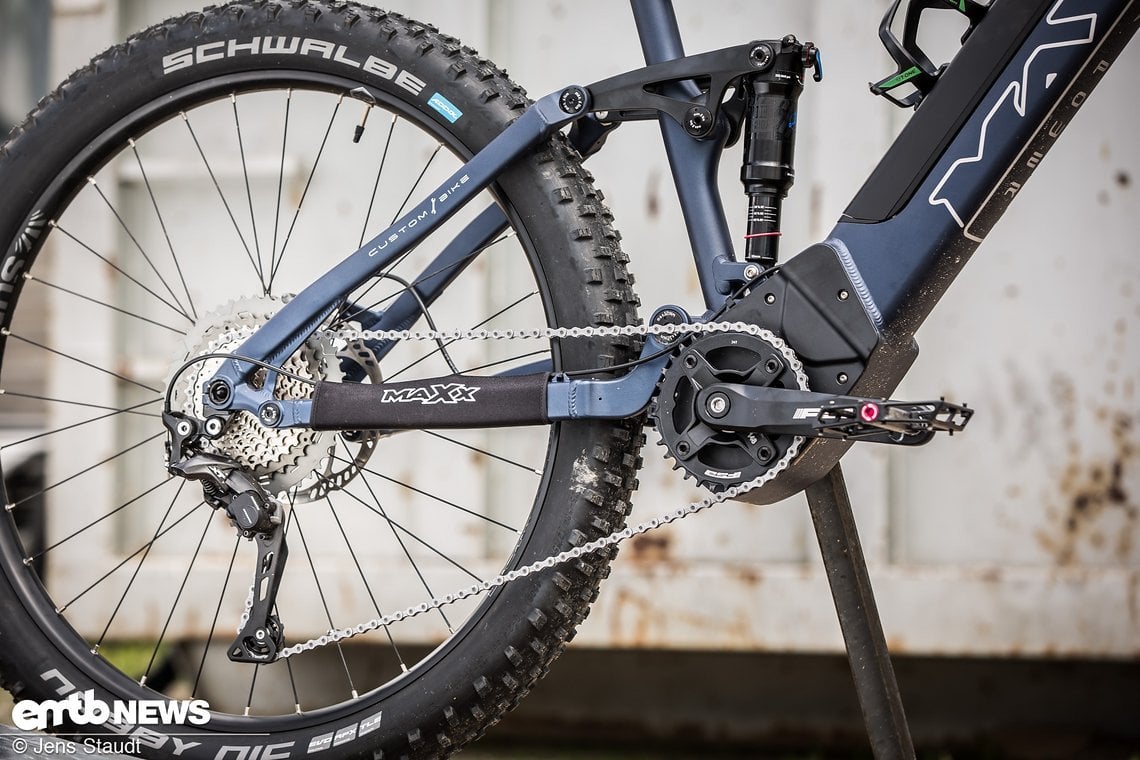 Der Antrieb besteht aus Shimano SLX und XT-Komponenten.