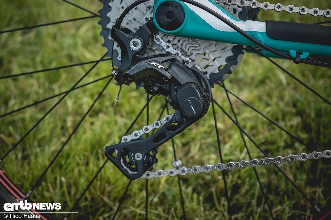 Ein Shimano XT-Schaltwerk wechselt zwischen den 11 Gängen