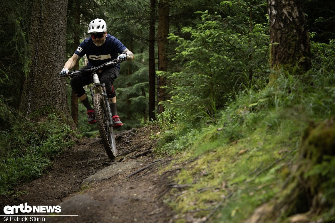 Zuhause auf Singletrails, kann das Santa Cruz Heckler SL dank geringem Gewicht mit Leichtfüßigkeit und Agilität begeistern.