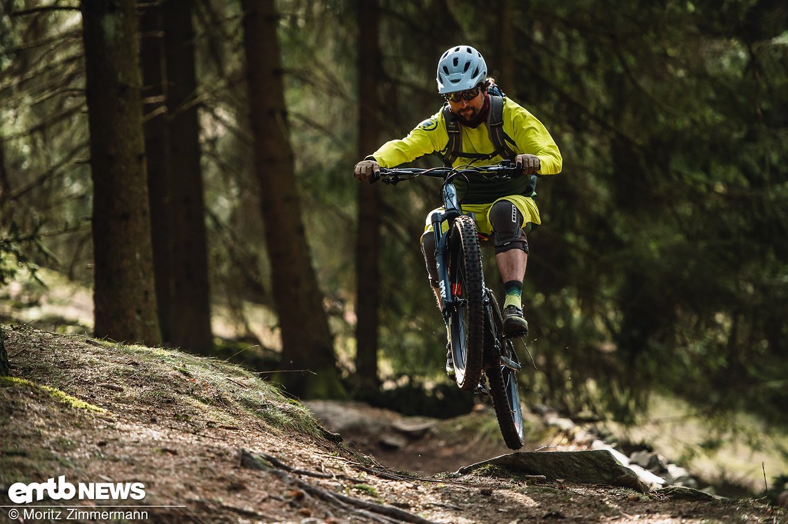 Spielerisch leicht lässt sich das Lapierre Light-E-MTB aus dem Trail pushen.