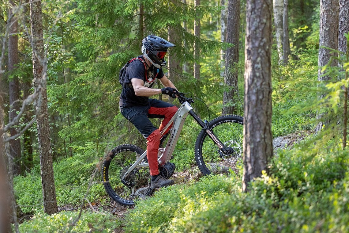 Das Sonni ist als motorisierte Variante des Bio-MTB Pole Onni mit einem hohen und geraden Unterrohr ausgestattet, an dem der E-Bike-Antrieb unten angebaut ist.