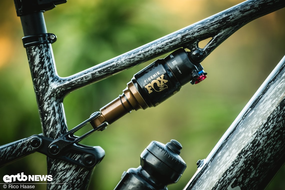 Am Heck sorgt ein Fox Float Genie-Dämpfer für Traktion und Komfort.