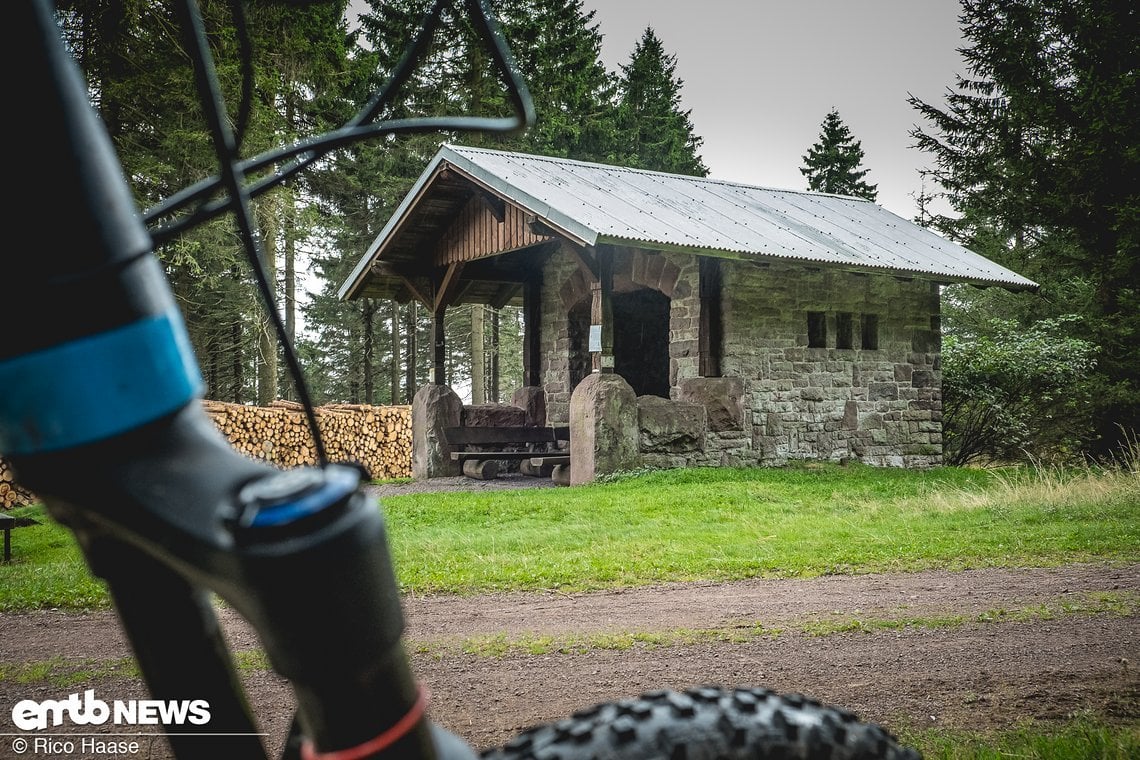 Die feste Schutzhütte "Wachsenrasen" lädt dazu ein, seine ...