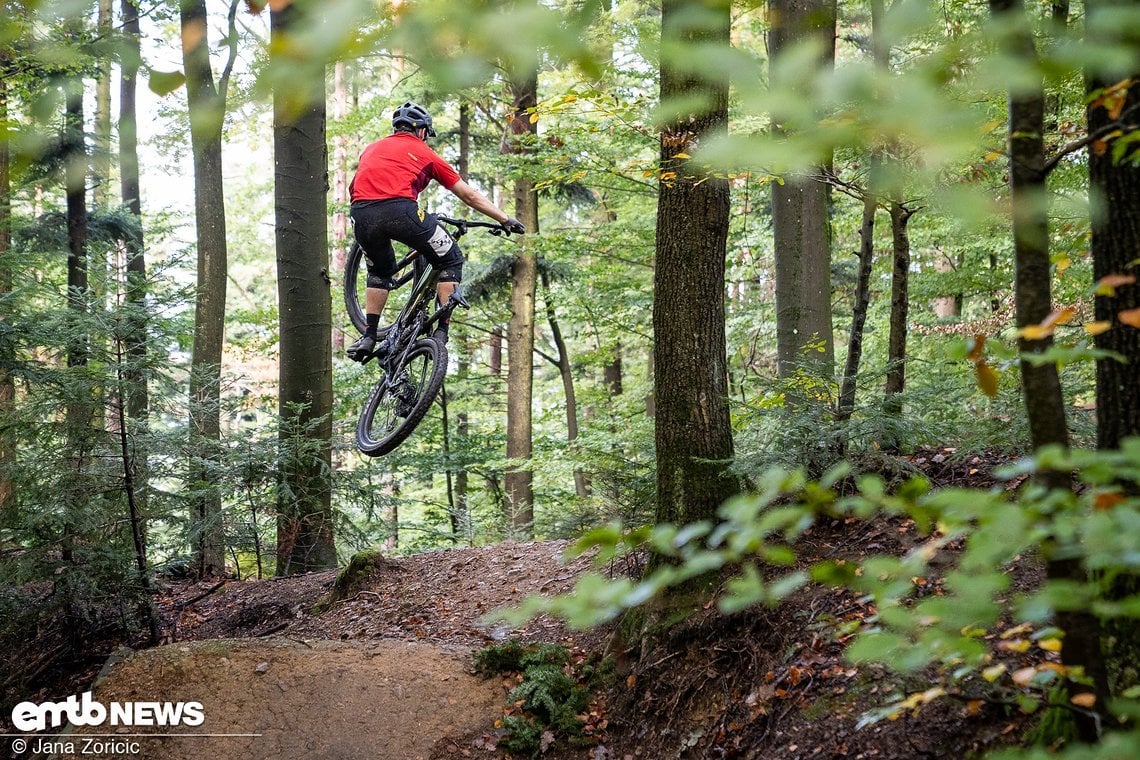 Auch größere Flugeinlagen gelingen mit dem Bike ohne Probleme und dabei fühlt es sich deutlich handlicher an als man das auf den ersten Blick erwarten würde.