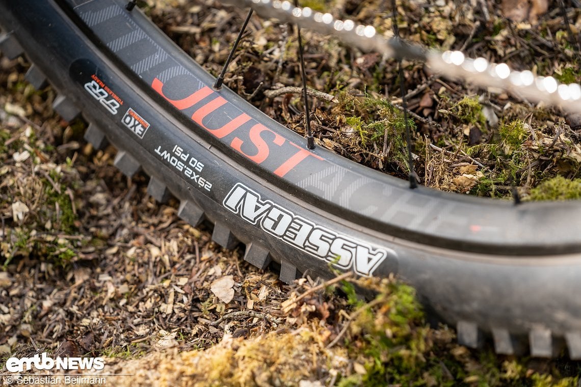 Für Grip sorgt die Kombination aus den Moustache-eigenen Felgen, die auf die Maxxis Assegai-Bereifung abgestimmt sind