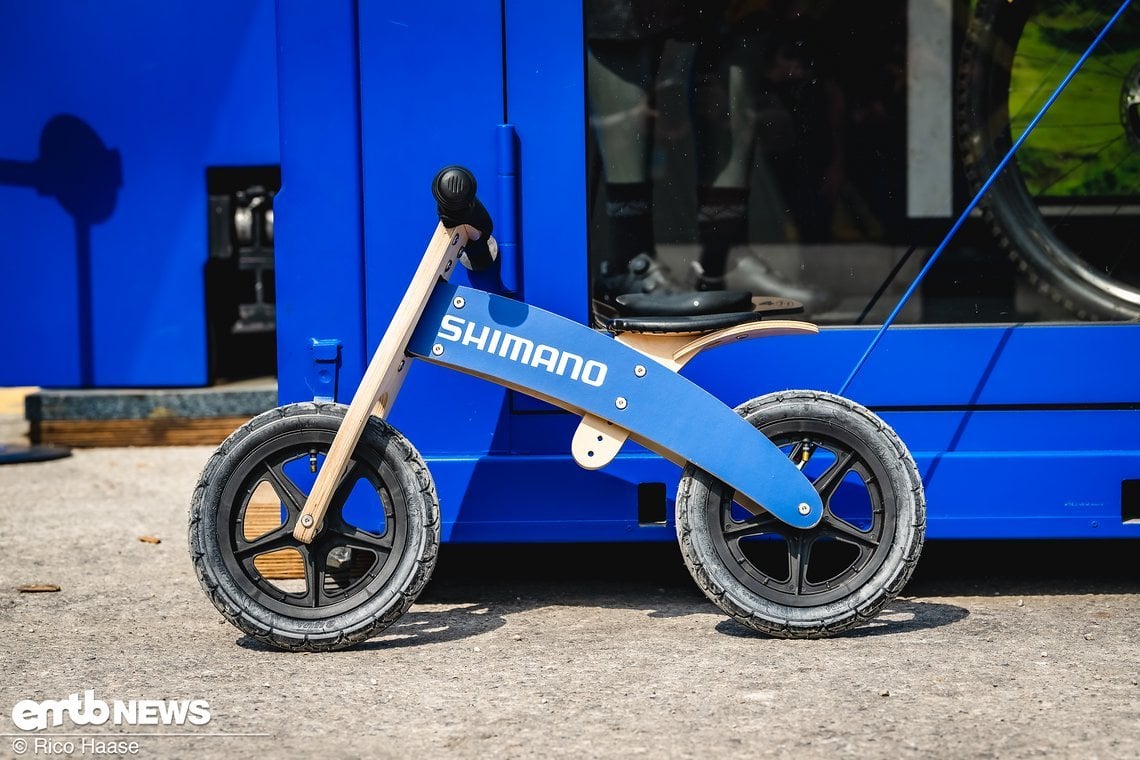 Während die Kleinen ihre Bikes entspannt an blaue Container lehnen, ...