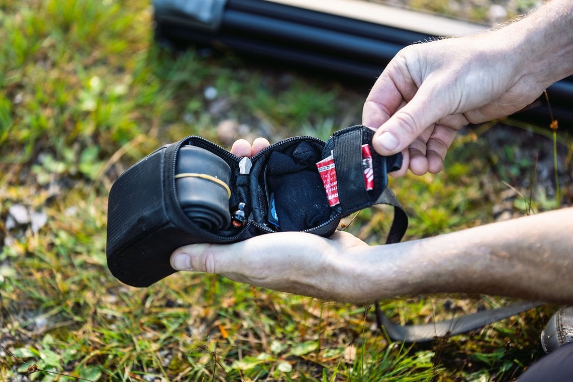 Das sogenannte „Battery-Tool-Bag“ wird recht einzigartig an der Oberseite des Akkus befestigt …