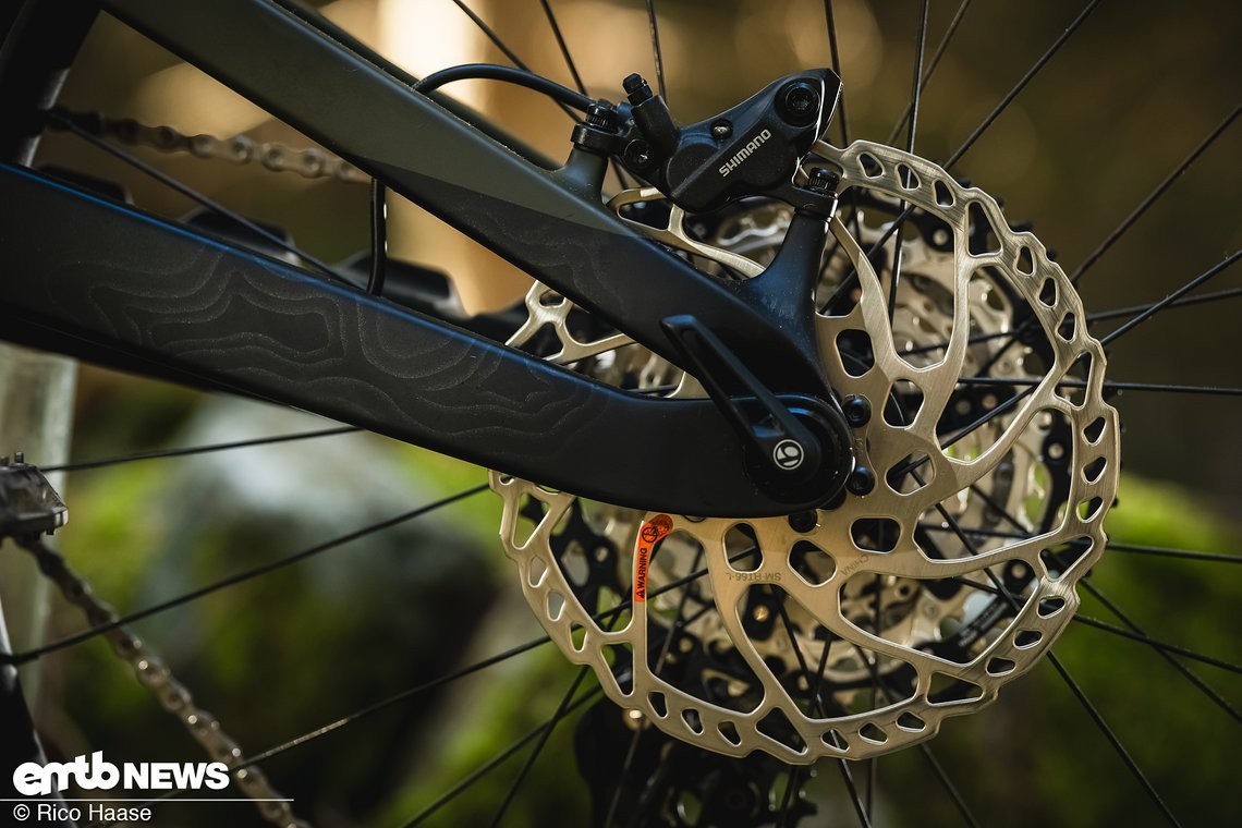 Montiert ist eine gruppenlose Vierkolben-Bremse von Shimano