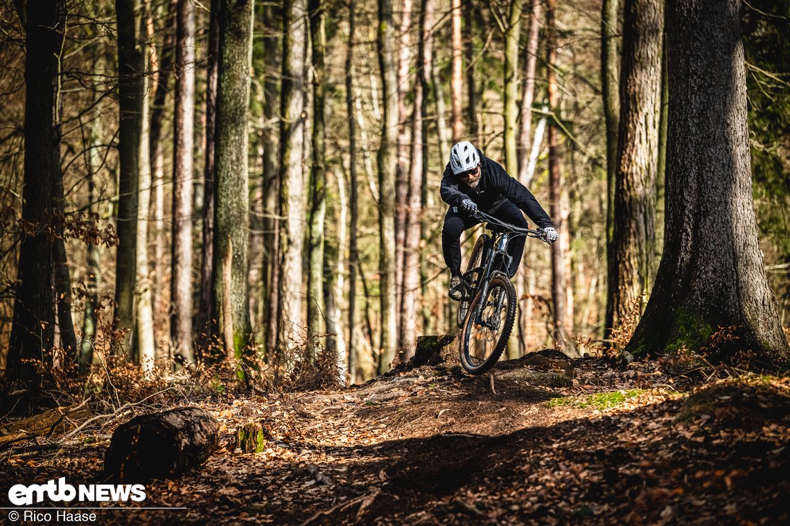 Auf dem Trail fährt sich das Stance E+ spaßig.