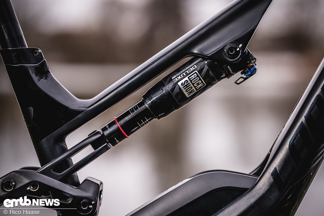 Am Heck kommt ein RockShox Deluxe Ultimate zum Einsatz.